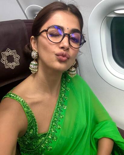 Pooja Hegde Photo: સાઉથ ફિલ્મોની પ્રખ્યાત અભિનેત્રી પૂજા હેગડેએ હિન્દી દર્શકો પર પણ પોતાનો જાદુ ચલાવ્યો છે. તેના વર્ક પ્રોજેક્ટ્સ ઉપરાંત, પૂજા તેના લુક્સને કારણે ઘણી વાર ચર્ચામાં રહે છે.