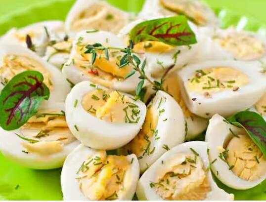 ਅੱਜ ਕੱਲ੍ਹ ਬਜ਼ਾਰ ਵਿੱਚ ਨਕਲੀ ਅੰਡੇ ਵਿਕਣ ਦੀਆਂ ਘਟਨਾਵਾਂ ਬਹੁਤ ਸੁਣਨ ਨੂੰ ਮਿਲ ਰਹੀਆਂ ਹਨ। ਇਹ ਨਕਲੀ ਅੰਡੇ ਸਿਹਤ ਨੂੰ ਗੰਭੀਰ ਨੁਕਸਾਨ ਪਹੁੰਚਾਉਂਦੇ ਹਨ। ਅਜਿਹੀ ਸਥਿਤੀ ਵਿੱਚ ਸਾਨੂੰ ਸਾਵਧਾਨ ਰਹਿਣਾ ਚਾਹੀਦਾ ਹੈ ਅਤੇ ਕੁਝ ਆਸਾਨ ਤਰੀਕਿਆਂ ਨਾਲ ਅਸਲੀ ਅਤੇ ਨਕਲੀ ਅੰਡੇ ਵਿੱਚ ਫਰਕ ਕਰ ਸਕਦੇ ਹਾਂ। ਆਓ ਜਾਣਦੇ ਹਾਂ ਇੱਥੇ।