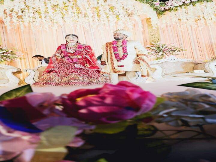 मुकेश कुमार ने कुछ महीने पहले ही दिव्या सिंह के साथ गोपालगंज में सगाई की थी. दिव्या सिंह छपरा के बनियापुर के बेरुई गांव निवासी सुरेश सिंह की पुत्री है. खूबसूरती के मामले में दिव्या सिंह का जवाब नहीं है.