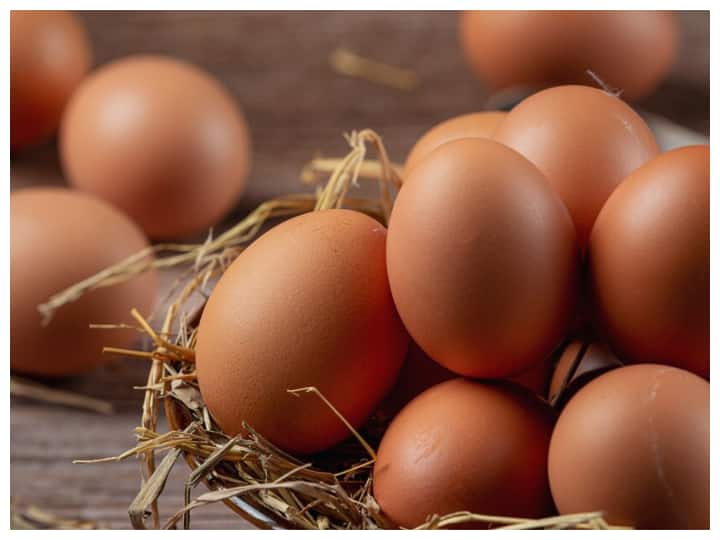 शेल की जांच करें: असली अंडे का शेल मजबूत और हल्का भूरा होता है. नकली अंडे का शेल पतला, धुंधला या सफेद हो सकता है. इसके अलावा नकली अंडे का शेल आसानी से टूटने वाला भी होता है. जबकि असली अंडे के शेल को तोड़ने के लिए थोड़ा अधिक दबाव डालने की आवश्यकता होती है. शेल का रंग, मोटाई और मजबूती इन तीन फैक्टर्स को ध्यान में रखकर आसानी से असली और नकली अंडे में अंतर किया जा सकता है.