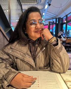 Radikaa Sarathkumar Photos : இவ்வளவு லக்கேஜா? ஜாலியாக வெளியூருக்கு கிளம்பிய ராதிகா சரத்குமார்!