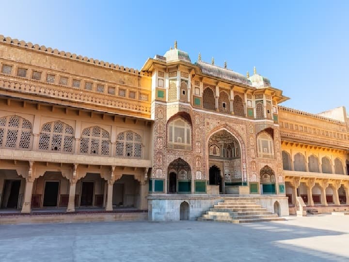 पैकेज में आपको ब्रेकफास्ट और डिनर की सुविधा मिलती है. आपको हर धरोहर में जाने के लिए एंट्री फीस भी नहीं देनी होगी.