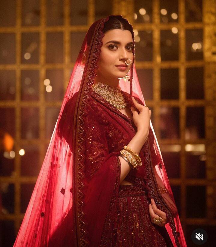 ਨਿਮਰਤ ਖਹਿਰਾ ਪੰਜਾਬੀ ਇੰਡਸਟਰੀ ਦੀ ਟੌਪ ਗਾਇਕਾ ਹੈ। ਉਸ ਨੇ ਆਪਣੇ ਕਰੀਅਰ 'ਚ ਇੰਡਸਟਰੀ ਨੂੰ ਬੇਸ਼ੁਮਾਰ ਹਿੱਟ ਗਾਣੇ ਤੇ ਐਲਬਮਾਂ ਦਿੱਤੀਆਂ ਹਨ।