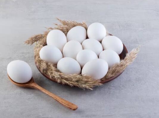 ਸ਼ੈੱਲ ਦੀ ਜਾਂਚ ਕਰੋ: ਅਸਲੀ ਅੰਡੇ ਦਾ ਖੋਲ ਮਜ਼ਬੂਤ ਅਤੇ ਹਲਕਾ ਭੂਰਾ ਹੁੰਦਾ ਹੈ। ਨਕਲੀ ਅੰਡੇ ਦਾ ਖੋਲ ਪਤਲਾ, ਧੁੰਧਲਾ ਜਾਂ ਚਿੱਟਾ ਹੋ ਸਕਦਾ ਹੈ। ਇਸ ਤੋਂ ਇਲਾਵਾ ਨਕਲੀ ਆਂਡਿਆਂ ਦਾ ਖੋਲ ਵੀ ਆਸਾਨੀ ਨਾਲ ਟੁੱਟ ਜਾਂਦਾ ਹੈ। ਜਦੋਂ ਕਿ ਅਸਲੀ ਅੰਡੇ ਦੇ ਖੋਲ ਨੂੰ ਤੋੜਨ ਲਈ ਥੋੜ੍ਹਾ ਹੋਰ ਦਬਾਅ ਦੀ ਲੋੜ ਹੁੰਦੀ ਹੈ। ਇਨ੍ਹਾਂ ਤਿੰਨਾਂ ਕਾਰਕਾਂ ਨੂੰ ਧਿਆਨ ਵਿਚ ਰੱਖ ਕੇ - ਰੰਗ, ਮੋਟਾਈ ਅਤੇ ਸ਼ੈੱਲ ਦੀ ਤਾਕਤ - ਅਸਲੀ ਅਤੇ ਨਕਲੀ ਅੰਡੇ ਨੂੰ ਆਸਾਨੀ ਨਾਲ ਵੱਖ ਕੀਤਾ ਜਾ ਸਕਦਾ ਹੈ।