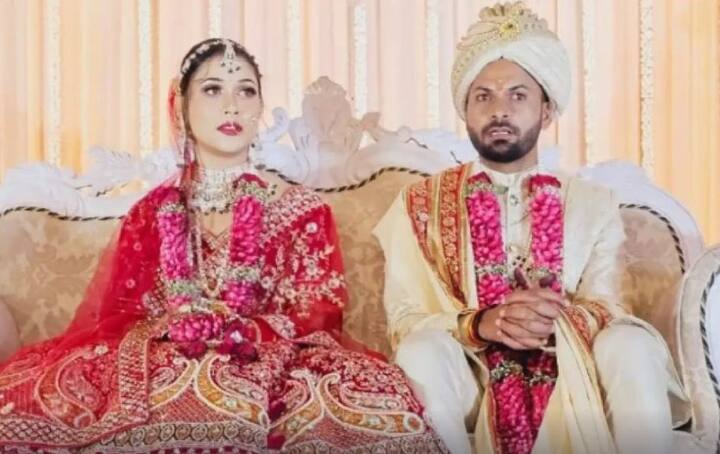 ਹਾਲਾਂਕਿ ਦੀਪਕ ਪੂਰੀ ਸੀਰੀਜ਼ ਲਈ ਭਾਰਤੀ ਟੀਮ ਦਾ ਹਿੱਸਾ ਬਣੇ ਰਹਿਣਗੇ ਪਰ ਅਵੇਸ਼ ਖਾਨ ਨੂੰ ਮੁਕੇਸ਼ ਕੁਮਾਰ ਦੀ ਜਗ੍ਹਾ ਤੀਜੇ ਟੀ-20 'ਚ ਪਲੇਇੰਗ ਇਲੈਵਨ ਦਾ ਹਿੱਸਾ ਬਣਾਇਆ ਗਿਆ ਸੀ। ਮੁਕੇਸ਼ ਰਾਏਪੁਰ 'ਚ ਖੇਡੇ ਜਾਣ ਵਾਲੇ ਚੌਥੇ ਟੀ-20 'ਚ ਟੀਮ ਇੰਡੀਆ ਨਾਲ ਜੁੜਣਗੇ।