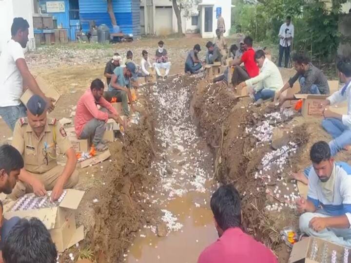 विशेष म्हणजे पोलिसांसह 25 पेक्षा अधिक कामगारांच्या मदतीने हा दारू साठा नष्ट केला जात आहे.