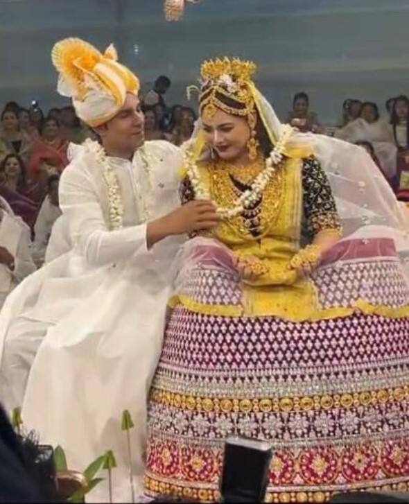 ਵੀਡੀਓ 'ਚ ਦੋਵੇਂ ਵਿਆਹ ਦੇ ਹਾਲ 'ਚ ਬੈਠੇ ਹਨ ਅਤੇ ਲਿਨ ਦੇ ਪਰਿਵਾਰਕ ਮੈਂਬਰ ਦੋਹਾਂ ਨੂੰ ਸ਼ਗਨ ਦੇ ਰਹੇ ਹਨ। ਇਸ ਵੀਡੀਓ 'ਚ ਰਣਦੀਪ ਦੇ ਚਿਹਰੇ 'ਤੇ ਵਿਆਹ ਦਾ ਉਤਸ਼ਾਹ ਸਾਫ ਨਜ਼ਰ ਆ ਰਿਹਾ ਹੈ।