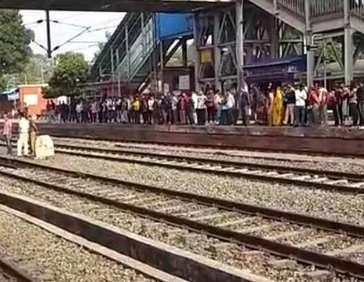 આ પછી Book Ticket નો વિકલ્પ પસંદ કરો. આ પછી પેમેન્ટ થતાંની સાથે જ પ્લેટફોર્મ ટિકિટ તમારી સામે આવી જશે. તમે આ ટિકિટને એપના Show Ticket વિકલ્પમાં જોઈ શકો છો.