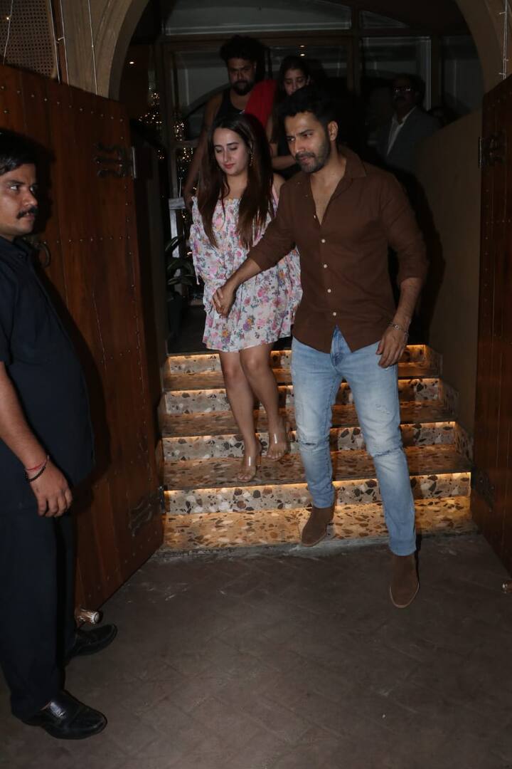 नताशा के लुक की बात करें तो उन्होंने अपने पति वरुण संग डिनर डेट के लिए काफी ग्लैमरस लुक कैरी किया था. नताशा ने शॉर्ट व्हाइट प्रिंटेड ड्रेस पहनी हुई थी.