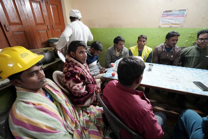 सर्व 41 मजुरांची प्रकृती स्थिर आहे. मात्र, 17 दिवस बोगद्यात अडकल्यामुळे काही दिवस त्यांच्या प्रकृतीची देखरेख केली जाणार आहे. (Image Source : PTI)