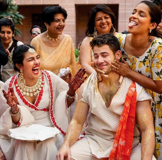 प्रियंका और निक की शादी खूब चर्चा मे रही थी. शादी की सभी रश्मों को बड़े धूमधाम से मनाया गया था. वहीं अपनी हल्दी सेरेमनी में भी कपल ने खूब एंजॉय किया था.
