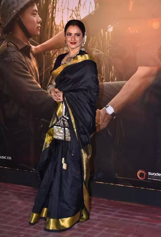 ਸੈਮ ਬਹਾਦਰ ਦੀ ਸਕ੍ਰੀਨਿੰਗ 'ਤੇ ਰੇਖਾ ਸੁਨਹਿਰੀ ਬਾਰਡਰ ਵਾਲੀ ਕਾਲੇ ਰੰਗ ਦੀ ਕਾਂਜੀਵਰਮ ਸਾੜੀ ਪਹਿਨ ਕੇ ਪਹੁੰਚੀ। ਇਸ ਸਾੜ੍ਹੀ 'ਚ ਅਦਾਕਾਰਾ ਬੇਹੱਦ ਖੂਬਸੂਰਤ ਲੱਗ ਰਹੀ ਸੀ।