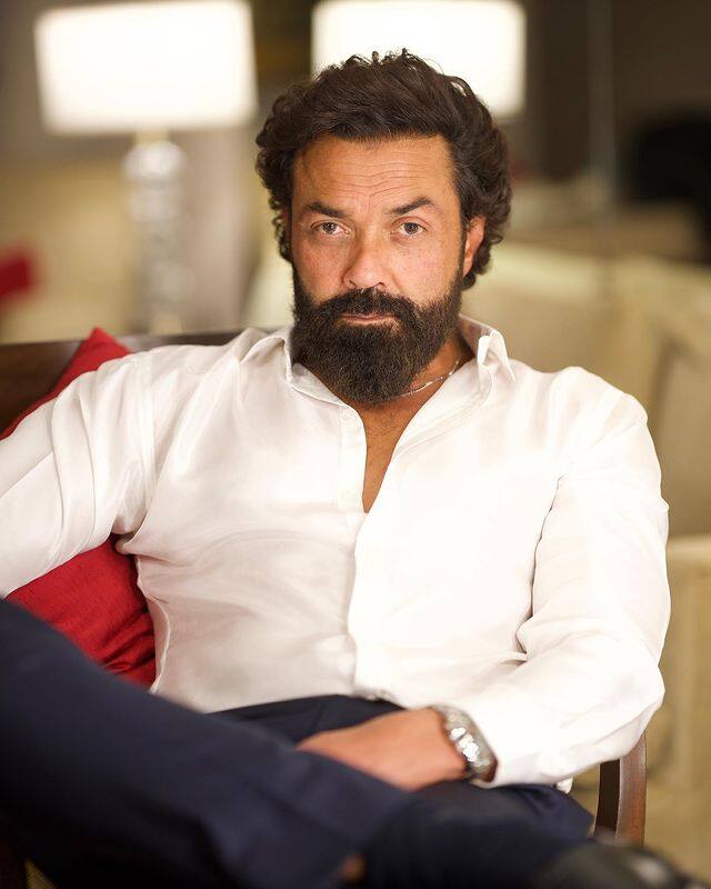 बॉबी देओल की नेट वर्थ 66 करोड़ रुपये है. इसमें उनका 6 करोड़ का आलीशान घर शामिल है, जिसमें वह पत्नी और दो बच्चों के साथ रहते हैं.