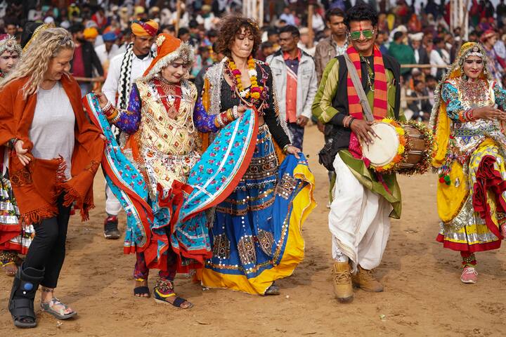 পুস্কর হ্রদের পাশে এই মেলা বহু পুরনো। আগে শুধুমাত্র ব্যবসার কারণেই পশুপালক ও পশু ব্যবসায়ীরা বছরের নির্দিষ্ট সময়ে এখানে শিবির গড়ে কেনাকাটা করতেন। ধীরে ধীরে সেই মেলা এখন কার্নিভ্যালের চেহারা নিয়েছে। রাজস্থানের ছোট এই শহরের আয়ের অন্যতম উৎস এই মেলা।