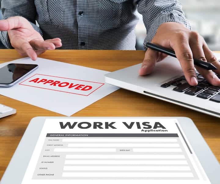 Domestic Work visa for Saudi Arabia: ਸਾਊਦੀ ਅਰਬ ਨੇ ਵਰਕਿੰਗ ਵੀਜ਼ਾ ਨੂੰ ਲੈ ਕੇ ਵੱਡਾ ਬਦਲਾਅ ਕੀਤਾ ਹੈ। ਆਉਣ ਵਾਲੇ ਸਾਲ 2024 ਤੋਂ ਇੱਥੇ ਕੰਮ ਕਰਨ ਵਾਲੇ ਵਿਦੇਸ਼ੀਆਂ ਲਈ ਨਵਾਂ ਨਿਯਮ ਤਿਆਰ ਕੀਤਾ ਗਿਆ ਹੈ। ਸਾਊਦੀ ਸਰਕਾਰ ਦੇ ਮਨੁੱਖੀ ਸੰਸਾਧਨ ਤੇ ਸਮਾਜਿਕ ਵਿਕਾਸ ਮੰਤਰਾਲੇ ਨੇ ਸੂਚਿਤ ਕੀਤਾ ਹੈ ਕਿ 2024 ਤੋਂ, 24 ਸਾਲ ਤੋਂ ਘੱਟ ਉਮਰ ਦਾ ਕੋਈ ਨਾਗਰਿਕ ਘਰੇਲੂ ਮਦਦ ਲਈ ਕਿਸੇ ਵਿਦੇਸ਼ੀ ਕਰਮਚਾਰੀ ਨੂੰ ਨੌਕਰੀ 'ਤੇ ਨਹੀਂ ਰੱਖ ਸਕਦਾ ਹੈ।