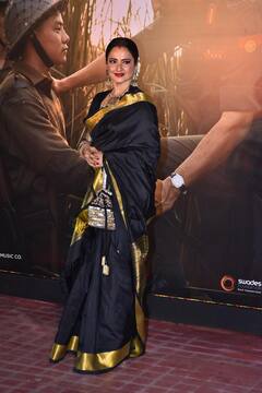 Sam Bahadur की स्क्रीनिंग में गोल्डन बॉर्डर वाली ब्लैक साड़ी पहन पहुंची थीं रेखा, एक्ट्रेस ने अपने इस अंदाज से लूट ली सारी  लाइमलाइट