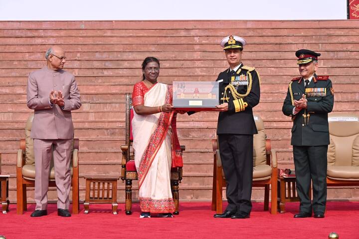 'कदम कदम बढाए जा' ची धून आणि देशभक्तीच्या भावनेनं ओतप्रोत वातावरणात पुण्यातील नॅशनल डिफेन्स अकादमीच्या 145 व्या तुकडीचं दीक्षांत संचलन पार पडलं.