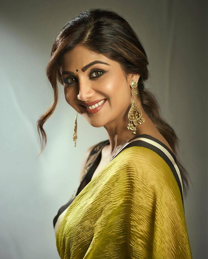 शिल्पा या फोटोमध्ये पिवळ्या रंगाच्या साडीमध्ये दिसतेय. साधीशी बन हेअरस्टाईल करून तिने हा लूक पूर्ण केला आहे.