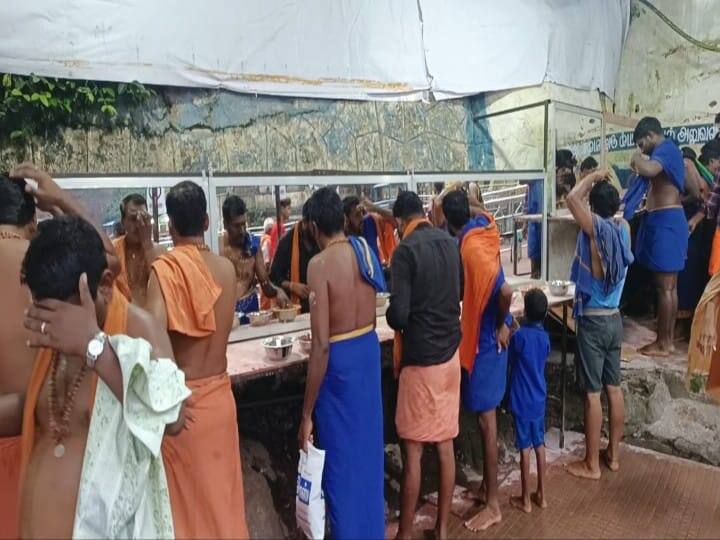 அருவியில் நீராடிய பின் அங்குள்ள குற்றாலநாதர் சுவாமி கோவிலில் தரிசனம் செய்துவிட்டு செல்வர்