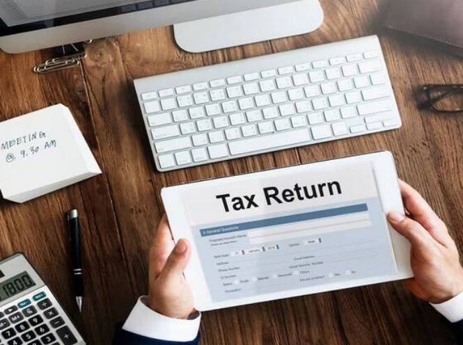 ਵਿੱਤੀ ਸਾਲ 2022-23 ਲਈ ਜੁਰਮਾਨੇ ਦੇ ਨਾਲ ਇਨਕਮ ਟੈਕਸ ਰਿਟਰਨ ਭਰਨ ਦੀ ਆਖਰੀ ਮਿਤੀ 31 ਦਸੰਬਰ ਨੂੰ ਖਤਮ ਹੋ ਰਹੀ ਹੈ। ਜਿਨ੍ਹਾਂ ਲੋਕਾਂ ਦੀ ਸਾਲਾਨਾ ਆਮਦਨ 5 ਲੱਖ ਰੁਪਏ ਤੋਂ ਘੱਟ ਹੈ, ਉਹ 1,000 ਰੁਪਏ ਦਾ ਜੁਰਮਾਨਾ ਭਰ ਕੇ ITR ਫਾਈਲ ਕਰ ਸਕਦੇ ਹਨ। ਜਦੋਂ ਕਿ 5 ਲੱਖ ਰੁਪਏ ਤੋਂ ਵੱਧ ਆਮਦਨ ਵਾਲੇ ਲੋਕਾਂ ਨੂੰ 5,000 ਰੁਪਏ ਜੁਰਮਾਨਾ ਦੇਣਾ ਹੋਵੇਗਾ।