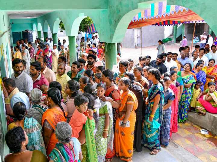 वहीं, छत्तीसगढ़ में बीजेपी और कांग्रेस के बीच कांटे की टक्कर है, जबकि मिजोरम में मिजो नेशनल फ्रंट (MNF) सबसे बड़ी पार्टी बनकर उभर सकती है.