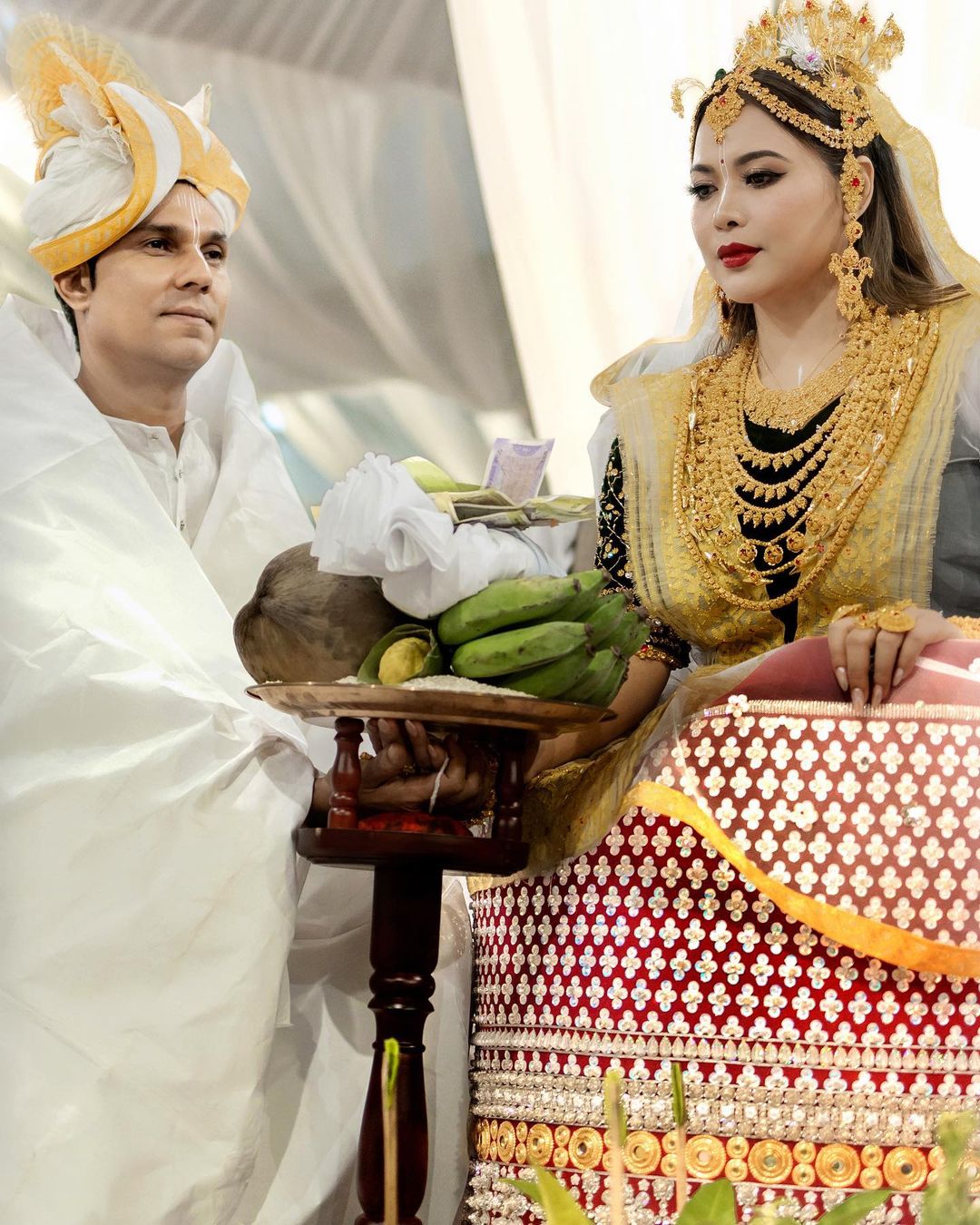 Randeep Hooda Lin Laishram Tie Knot In Manipur Actor Wore White Dhoti Kurta In Wedding Watch Video | Randeep Hudda Wedding: मैतई रस्मों से रणदीप हुड्डा ने की शादी, धोती-कुर्ता पहन दूल्हा
