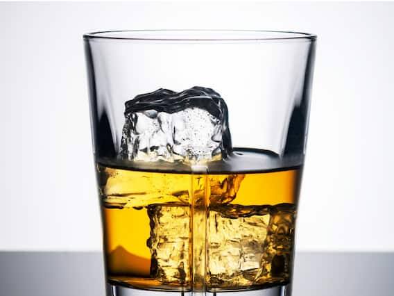 આલ્કોહોલ કેમ જામતો નથી? - કોઈપણ પ્રવાહી કેમ થીજી જાય છે તે પહેલા જાણી લો. વિજ્ઞાન કહે છે કે જ્યારે કોઈપણ પ્રવાહીમાં ઉર્જા ઘટવા લાગે છે અને તેનું તાપમાન શૂન્ય પર પહોંચવા લાગે છે, ત્યારે તેના સંયોજનના પરમાણુઓ એકબીજા સાથે ચોંટી જવા લાગે છે. પછી તે પ્રવાહી ઘન સ્વરૂપ લે છે અથવા બદલે તે ઘન બને છે.