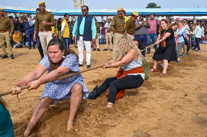 পুষ্করের উটের মেলা (Pushkar Camel Fair) পর্যটকদের অত্যন্ত আকর্ষণের বিষয়। প্রতিবছর এই সময় বিদেশ থেকেও বহু পর্যটক ভিড় জমান রাজস্থানে। মেলায় রাজস্থানী পোষাকে সেজে গোঁফ-দাঁড়ির কারুকাজ দেখান অনেকেই। তার জন্যও জমে ভিড়।