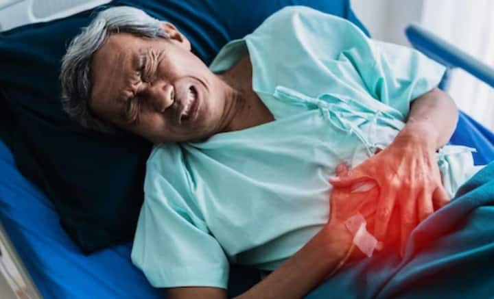 ভারত-সহ এশিয়ার দেশগুলিতে স্টমাক ক্যান্সার হু হু করে ছড়িয়ে পড়ছে। কী থেকে হয় স্টমাক ক্যান্সার, ঝুঁকিই বা কতটা, তা জেনে রাখা জরুরি।