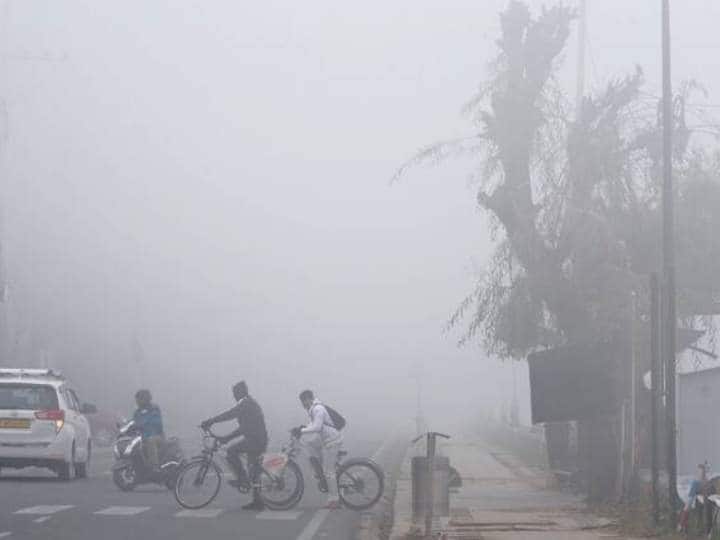 Delhi AQI Today Fog attacks after pollution in Delhi weather condition till December 5 Delhi AQI Today: दिल्ली में प्रदूषण के बाद कोहरे का अटैक! जानें 5 दिसंबर तक कैसा रहेगा मौसम? 
