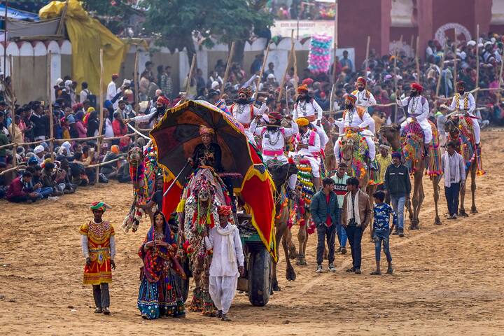 এই মেলার অন্যতম আকর্ষণ বিভিন্ন প্রতিযোগিতা এবং স্ট্রিট পারফরম্যান্স। বিভিন্ন ধরনের ট্রাপিজের খেলা, হাতমকশো, ম্যাজিক শো-ও হয়।