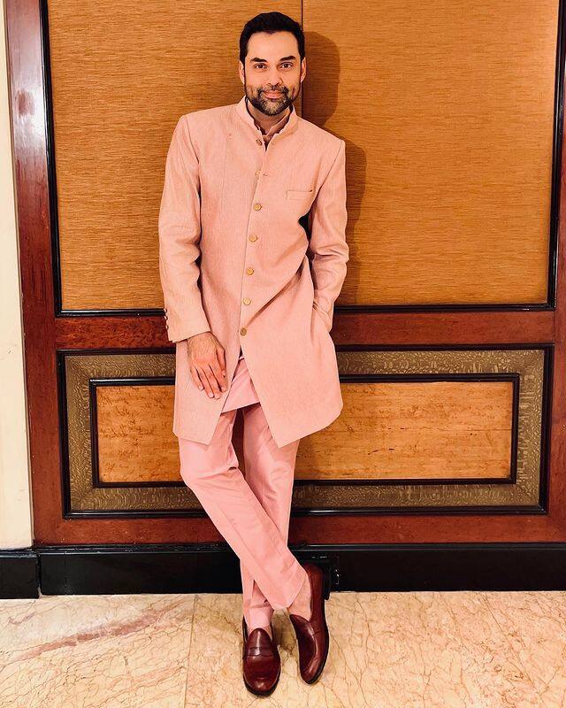 मेंस एक्सपी की रिपोर्ट के मुताबिक, अभय देओल की नेट वर्थ 400 करोड़ रुपये है. उनके रेस्टोरेंट की चेन है और उन्होंने कई प्रॉपर्टीज और बिजनेस में अपने पैसे लगाए हैं, जिससे अच्छी खासी कमाई होती है.