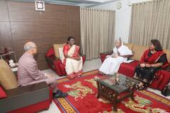 Pune News : देशाच्या आजी-माजी महिला राष्ट्रपतींची पुण्यात अनोखी भेट; पाहा फोटो