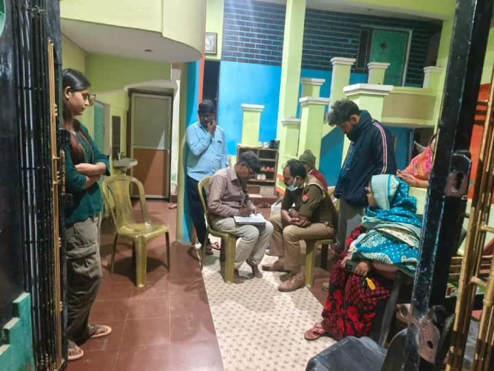 Varanasi two daughters found living with mother dead body for one year ANN Varanasi News: एक साल तक मां की लाश के साथ रही बेटियां, घर के अंदर का नजारा देख पुलिस भी हैरान