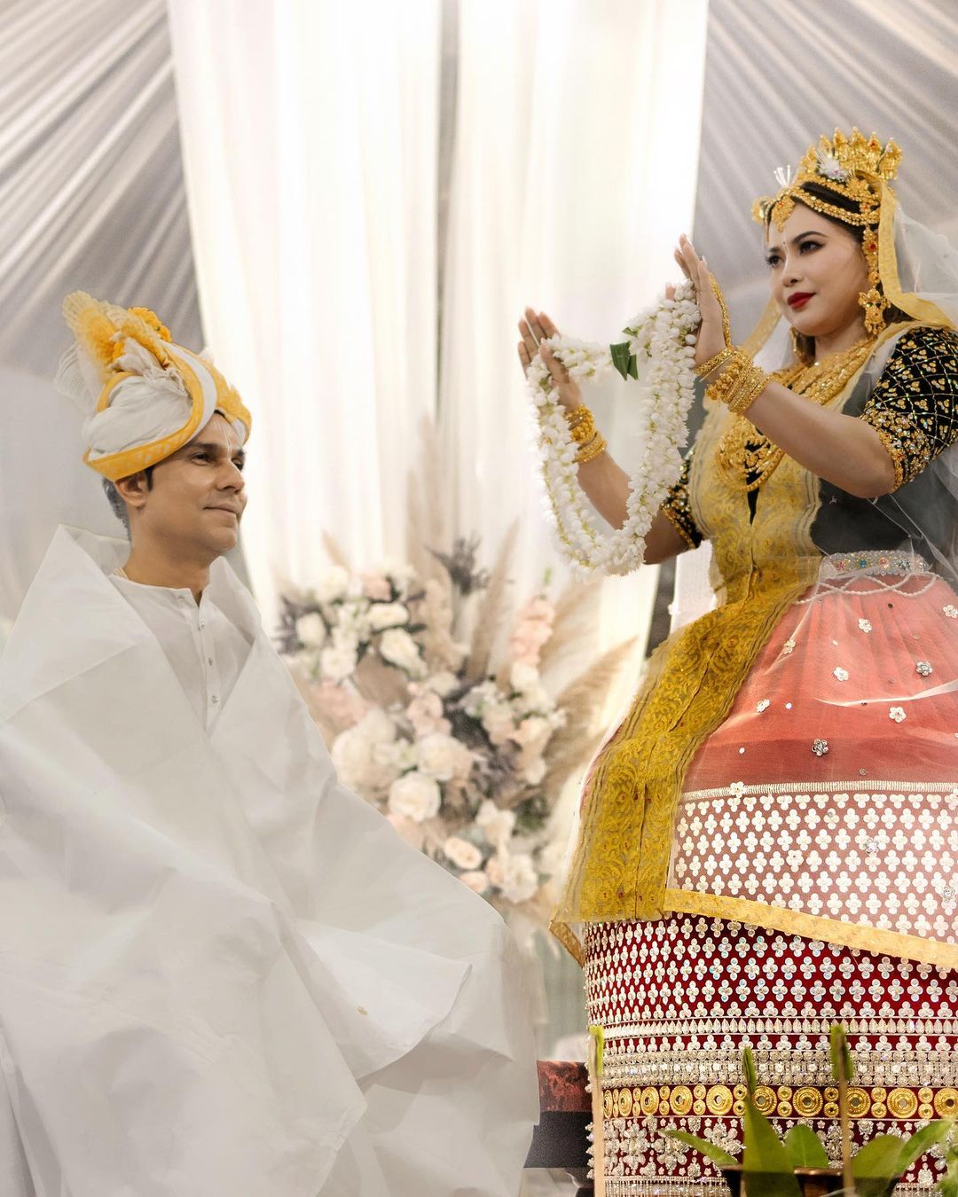 Randeep Hooda Lin Laishram Tie Knot In Manipur Actor Wore White Dhoti Kurta In Wedding Watch Video | Randeep Hudda Wedding: मैतई रस्मों से रणदीप हुड्डा ने की शादी, धोती-कुर्ता पहन दूल्हा