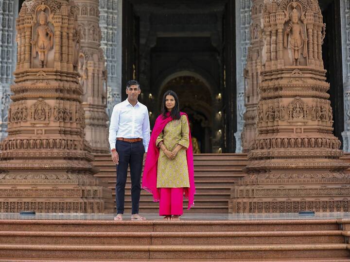 UK Prime Minister Rishi Sunak and his wife Akshata Murthy explored the Akshardham temple in New Delhi before joining other world leaders in paying their respects to Mahatma Gandhi at Rajghat. During their visit, they offered prayers and learned about the sprawling 100-acre Akshardham temple complex. (Image Source: PTI)