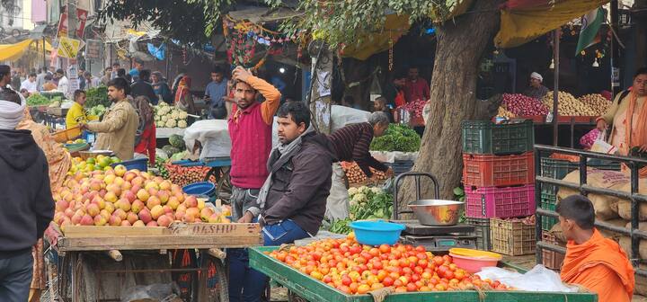बात करें सब्जियों की खुदरा कीमत की तो, दिल्ली के नजफगढ खुदरा सब्जी मंडी में आलू 20 रुपये प्रतिकिलो (पहाड़ी और नया), प्याज - 40 - 50/किलो, फूल गोभी - 20/किलो, पत्ता गोभी - 20/किलो, मटर - 50/किलो, गाजर - 40/किलो, भाटा बैगन - 30/किलो, मूली - 20/किलो, मेथी साग - 30/किलो तक बिक रही है.