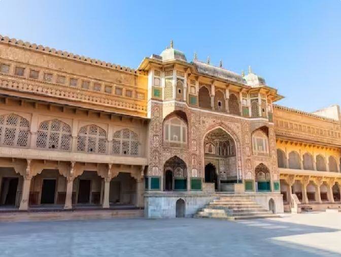 ਪੈਕੇਜ ਵਿੱਚ ਤੁਹਾਨੂੰ ਨਾਸ਼ਤੇ ਅਤੇ ਰਾਤ ਦੇ ਖਾਣੇ ਦੀ ਸਹੂਲਤ ਮਿਲਦੀ ਹੈ। ਤੁਹਾਨੂੰ ਹਰ ਵਿਰਾਸਤੀ ਸਥਾਨ 'ਤੇ ਜਾਣ ਲਈ ਐਂਟਰੀ ਫੀਸ ਵੀ ਨਹੀਂ ਦੇਣੀ ਪਵੇਗੀ।