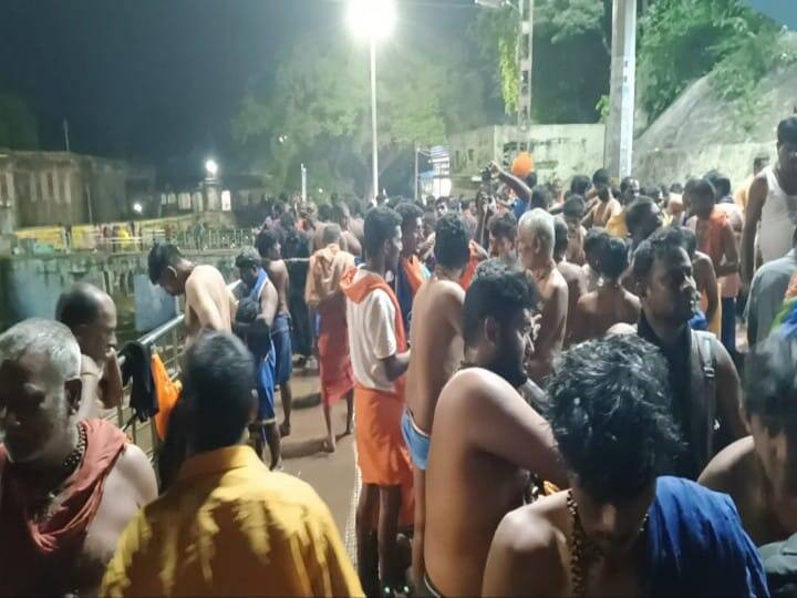கேரள மாநிலம் சபரிமலை செல்லும் ஐயப்ப பக்தர்கள் குற்றாலம் வந்து அருவிகளில் நீராடி செல்வது வழக்கம்.