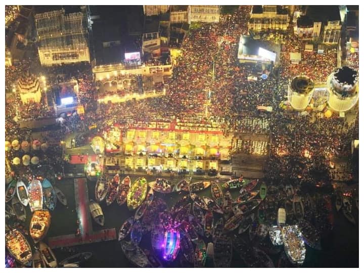 Varanasi Dev Deepawali 12 Lakh tourist visit and shopping local product in varanasi ann Dev Deepawali 2023: देव दीपावली पर वाराणसी में पर्यटकों ने तोड़ा रिकॉर्ड, 12 लाख से ज्यादा लोग काशी पहुंचे