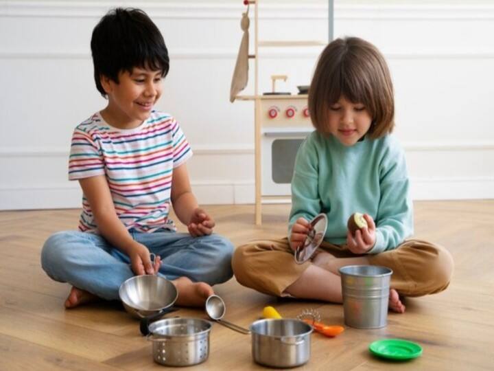 Child Care Tips: घर में रखें बर्तन से अगर बच्चा खेलता है तो उसका ओवरऑल विकास हो सकता है. घर के बर्तन बच्चों के लिए खिलौनों से भी बेहतर हो सकते हैं