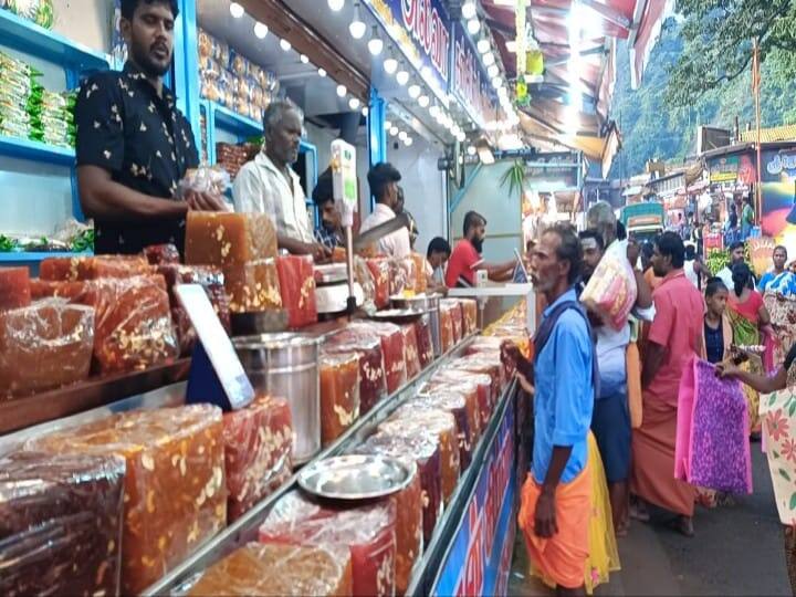 குற்றாலத்தில் குளித்துவிட்டு அங்குள்ள கடைகளில் சிப்ஸ், அல்வா போன்ற தின்பண்டங்களை பக்தர்கள் வாங்கி செல்கின்றனர்.