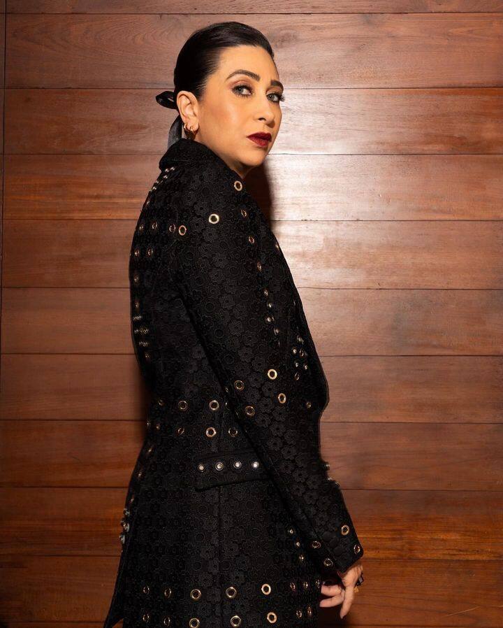 करिश्माने शेअर केलेल्या या फोटोमध्ये तिने काळ्या रंगाचा ब्लेझर परिधान केला आहे.