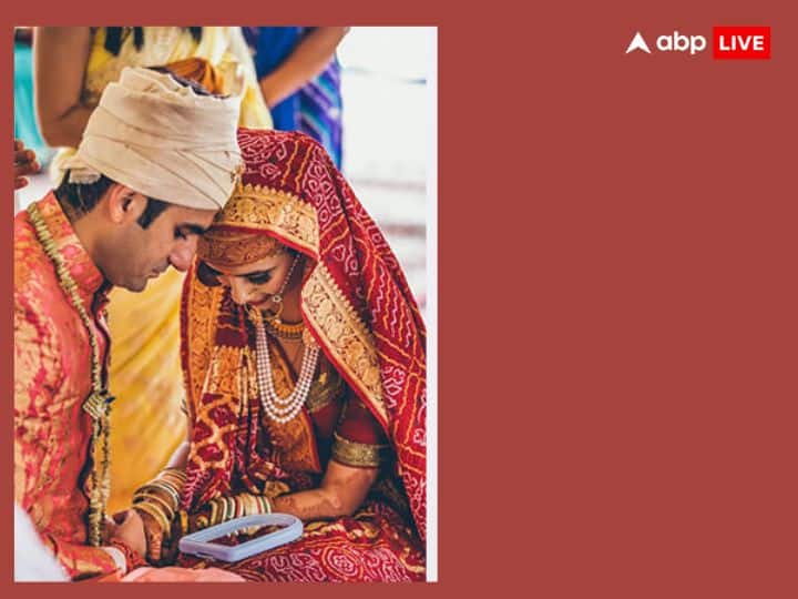 दुल्हन मंडप में मामा के साथ जाती है और दुल्हा और दुल्हन दोनों के चेहरे ढक दिए जाते हैं. नीचे रखें शीशे में दोनों एक दूसरे का चेहरा देखते हैं. इसके बाद अग्नि के चारों ओर फेरे लेते हैं.इसके बाद पॉश पुजा की रस्म होती है. जिसमें उनके सिर पर लाल कपड़ा रखा जाता है. यह दंपति की पूजा है दो भगवान शिव और माता पार्वती के प्रतिनिधि हैं.