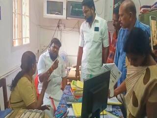 சார் பதிவாளர் அலுவலகத்தில் விவசாய நிலங்கள் முறைகேடாக பத்திர பதிவு ; பார்வட் ப்ளாக் கட்சியினர் எதிர்ப்பு