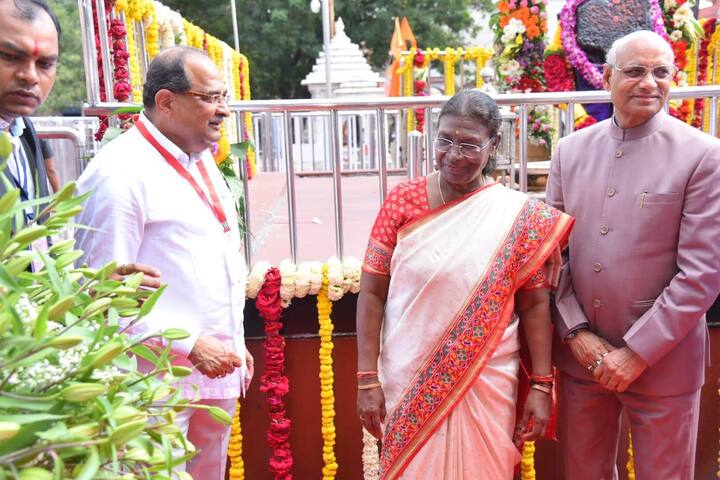 शनिशिंगणापूरच्या इतिहासात देशाच्या राष्ट्रपती प्रथमच दर्शनासाठी आल्या.(Photo Credit : PTI)