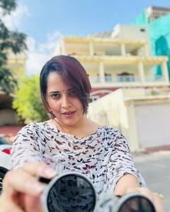 Anasuya Bharadwaj: రౌండ్ కళ్లద్దాలతో రంగమత్త - భలే బాగుంది కదూ!