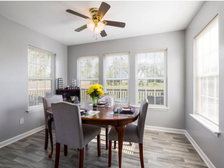 बहुत से लोग सोचते हैं कि पंखा जितनी स्पीड में चलता है वो उतनी ही ज्यादा बिजली खाता है. लेकिन क्या ये सच है. चलिए आज आपको इसके बारे में बताते हैं.