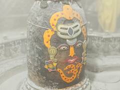 Mahakaleshwar Temple: भगवान को भी लगती है ठंड! महाकाल को कराया गर्म पानी से स्नान, श्रीकृष्ण के लिए अंगीठी और दूध-जलेबी का इंतजाम, देखें तस्वीरें