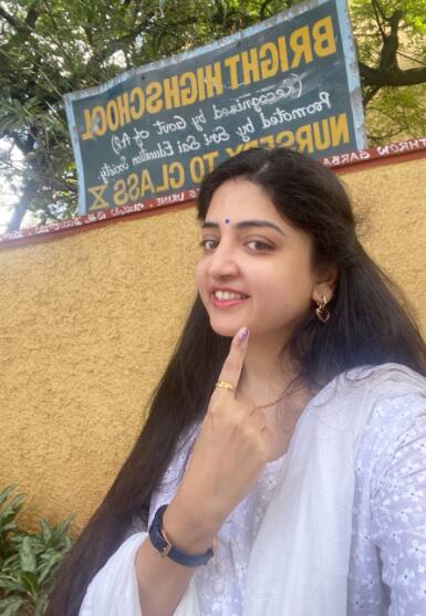 நெஞ்சிருக்கும் வரை, வெடி போன்ற படங்களில் நடித்த நடிகை பூனம் கௌர் தன் வாக்கை செலுத்தினார்.